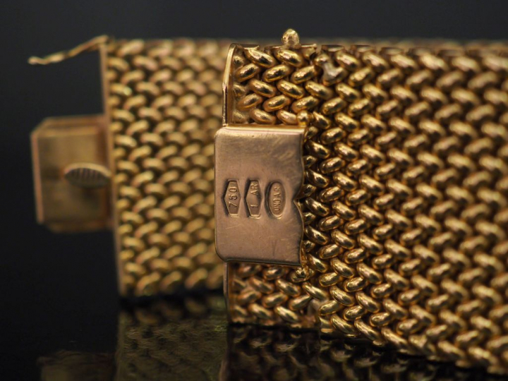 Large bracelet manchette en or jaune, maille plate tressée.  Long. 19,