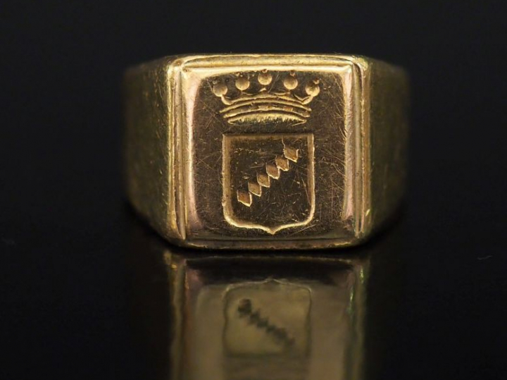 Bague de forme chevalière en or jaune, à décor d'armoiries.  TDD. 60 P