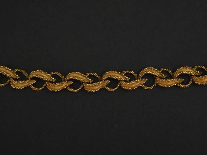 Bracelet articulé en or jaune, à décor ajouré d'entrelacs.  Long. 19 c