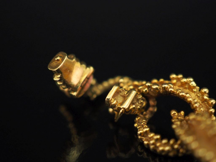 Bracelet articulé en or jaune, à décor ajouré d'entrelacs.  Long. 19 c