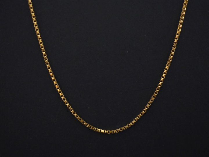 Chaine en or jaune, maille vénitienne. Long. 53 cm Poids. 6 g   