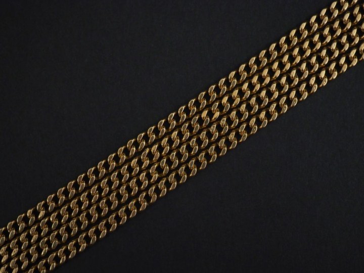 Bracelet manchette quatre rangs en or jaune, maille souple gourmette. 