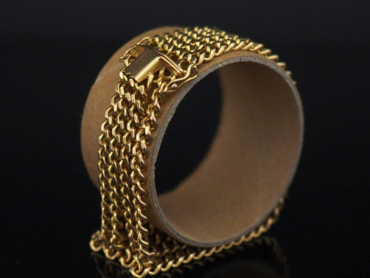 Bracelet manchette quatre rangs en or jaune, maille souple gourmette. 