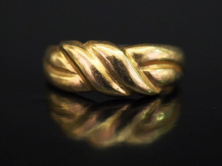 Bague jonc en or jaune de forme mouvementée, à décor de cotes torses. 