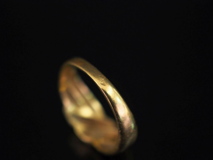 Bague jonc en or jaune de forme mouvementée, à décor de cotes torses. 