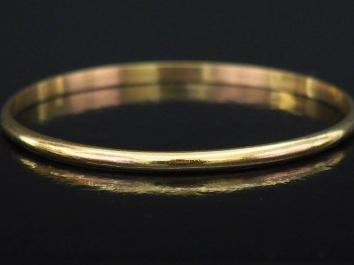 Bracelet jonc en or jaune.  Diam. 6,3 cm Poids. 19,56 g   