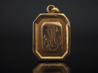 Vente aux enchères Pendentif porte-photo Napoléon III en or jaune, à décor de monogramme.