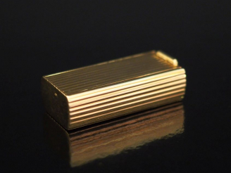 Vente aux enchères Petite boite à pilules rectangulaire en or jaune, à décor de godrons. 