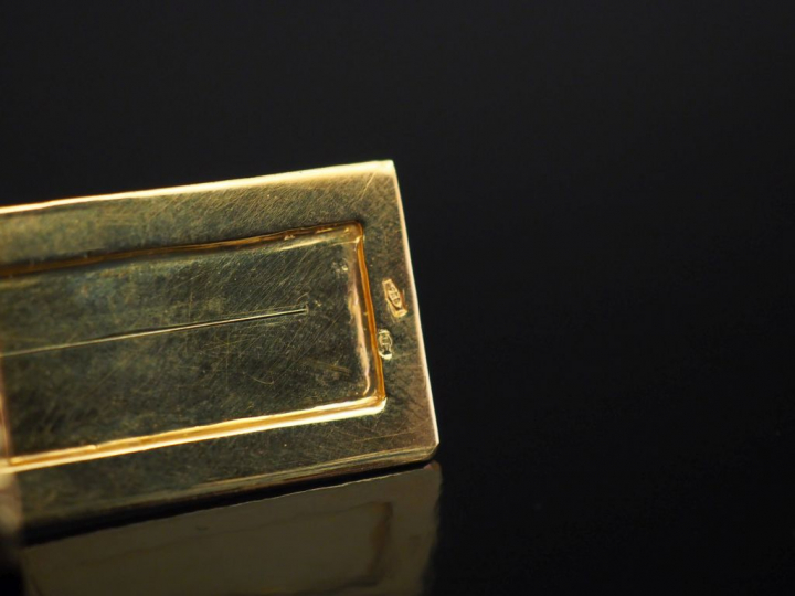 Petite boite à pilules rectangulaire en or jaune, à décor de godrons. 