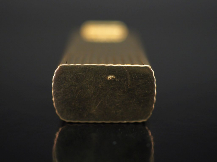 Petite boite à pilules rectangulaire en or jaune, à décor de godrons. 