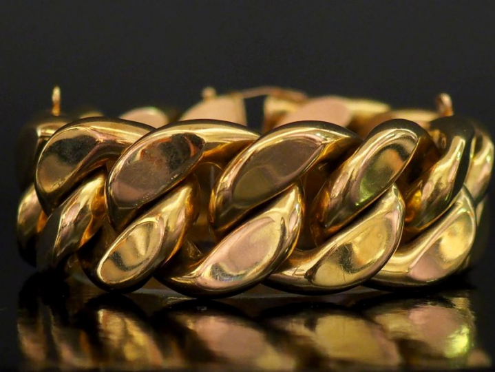 Importante gourmette en or jaune.  Long. 21,4 cm Larg. 2,4 cm Poids. 1