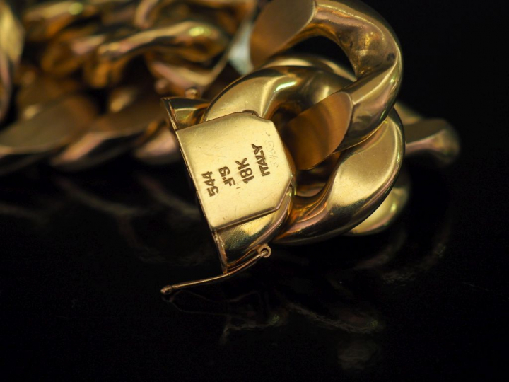 Importante gourmette en or jaune.  Long. 21,4 cm Larg. 2,4 cm Poids. 1