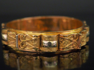 Vente aux enchères Bracelet jonc deux tons d'or, à décor mouvementé et filigrané.  Diam. 