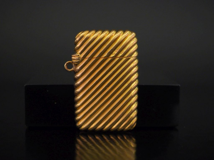 Petite boite rectangulaire en or jaune, à décor de godrons. H. 4,6 cm 