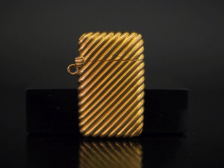 Vente aux enchères Petite boite rectangulaire en or jaune, à décor de godrons. H. 4,6 cm 