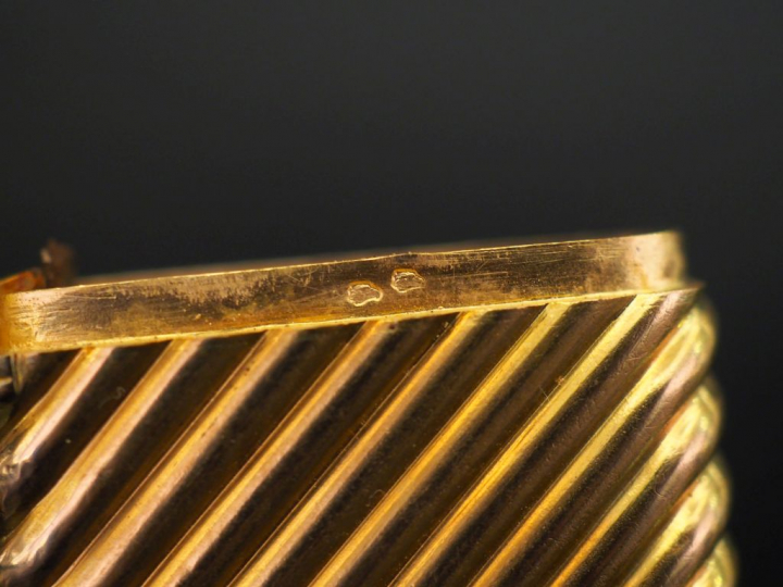 Petite boite rectangulaire en or jaune, à décor de godrons. H. 4,6 cm 