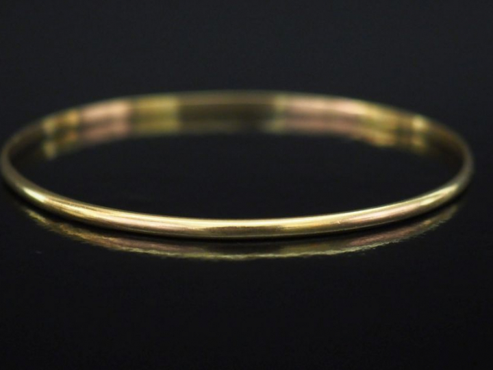 Petit bracelet jonc en or jaune.  Diam. 5,6 cm Poids. 7,39 g (légèreme