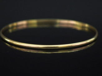 Vente aux enchères Petit bracelet jonc en or jaune.  Diam. 5,6 cm Poids. 7,39 g (légèreme