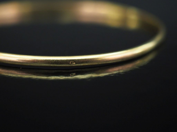 Petit bracelet jonc en or jaune.  Diam. 5,6 cm Poids. 7,39 g (légèreme