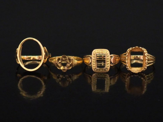 Vente aux enchères Ensemble comprenant quatre différentes montures de bagues en or jaune.