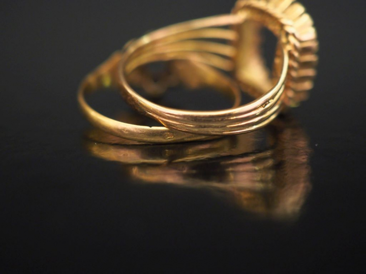 Ensemble comprenant quatre différentes montures de bagues en or jaune.