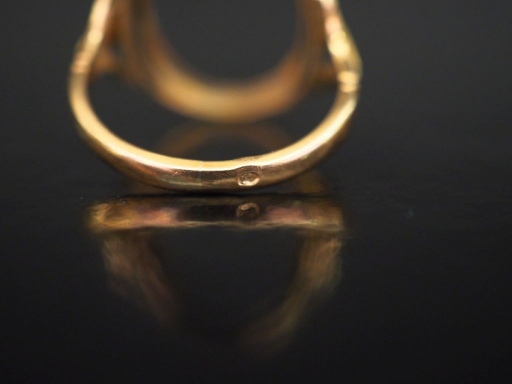 Ensemble comprenant quatre différentes montures de bagues en or jaune.