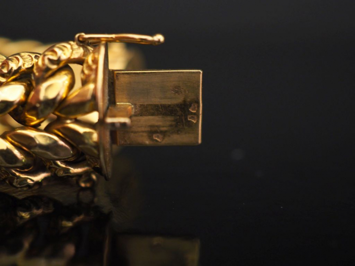 Bracelet manchette articulé en or jaune, maille plate.  Long. 19,5 cm 