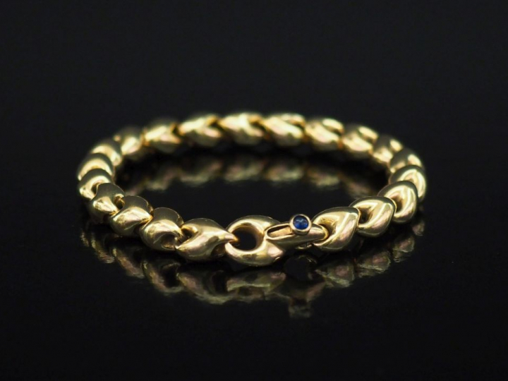 Bracelet articulé en or jaune, maille fantaisie.  Fermoir serti d'une 