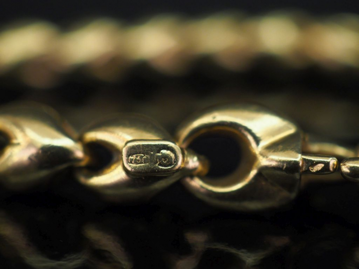 Bracelet articulé en or jaune, maille fantaisie.  Fermoir serti d'une 