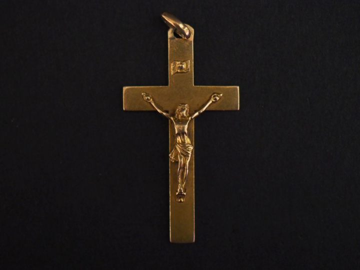 Pendentif en or jaune, en forme de crucifix.  3,6 x 2 cm Poids. 2,71 g