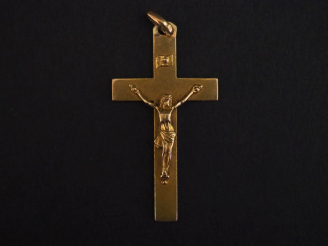 Vente aux enchères Pendentif en or jaune, en forme de crucifix.  3,6 x 2 cm Poids. 2,71 g