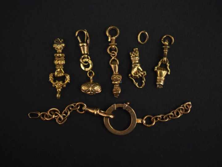 Différents éléments de giletières en or jaune.  Poids. 14,94 g   