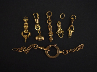 Vente aux enchères Différents éléments de giletières en or jaune.  Poids. 14,94 g   