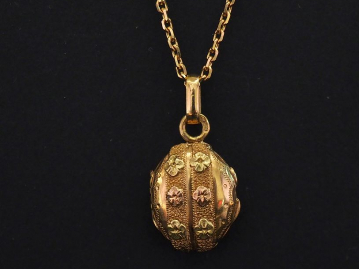 Pendentif porte-photo Napoléon III deux tons d'or, à décor de fleurs, 