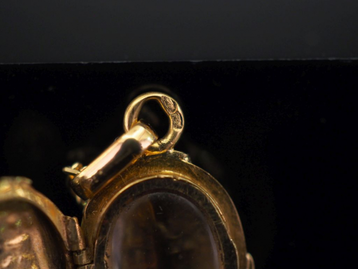 Pendentif porte-photo Napoléon III deux tons d'or, à décor de fleurs, 