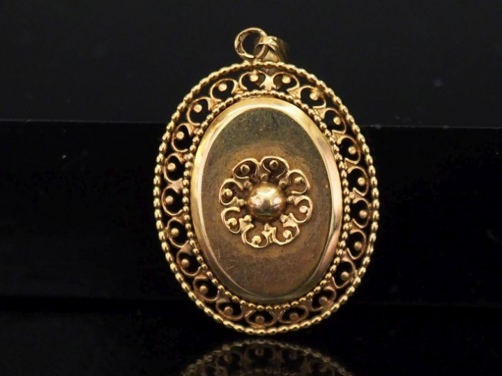 Pendentif porte-photo Napoléon III en or jaune, à décor en son centre 