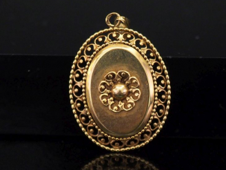 Vente aux enchères Pendentif porte-photo Napoléon III en or jaune, à décor en son centre 