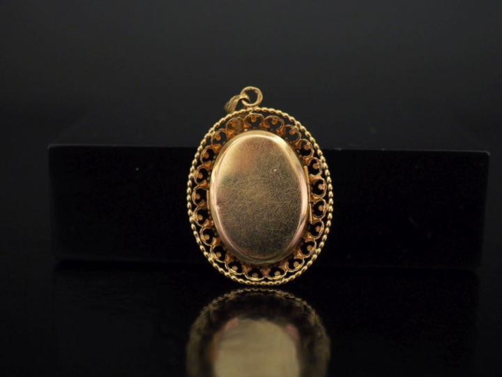 Pendentif porte-photo Napoléon III en or jaune, à décor en son centre 
