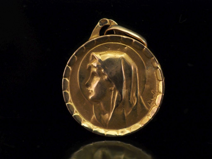 Petite médaille religieuse en or jaune, figurant la Sainte Vierge de p