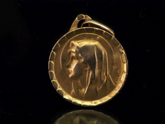 Vente aux enchères Petite médaille religieuse en or jaune, figurant la Sainte Vierge de p