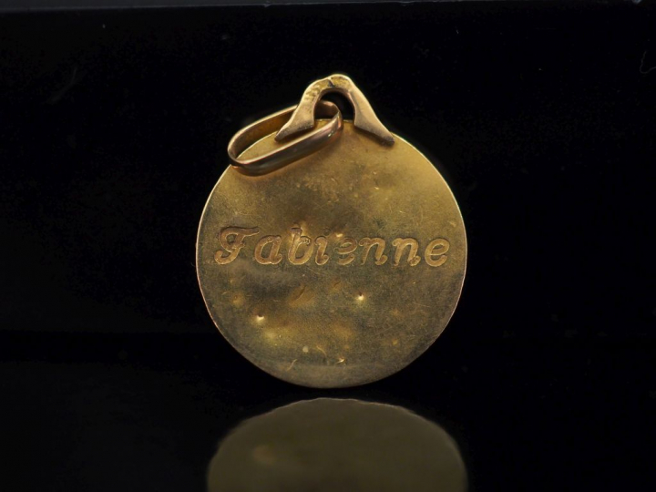 Petite médaille religieuse en or jaune, figurant la Sainte Vierge de p