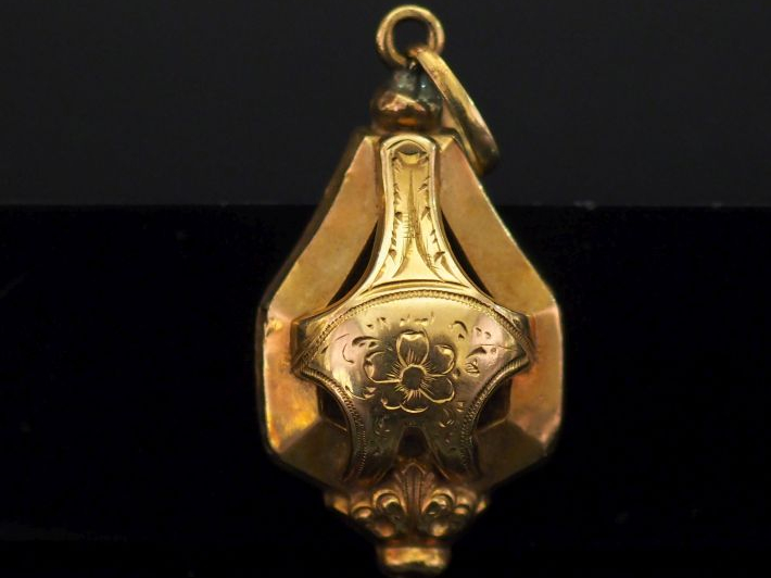 Petit pendentif Napoléon III en or jaune, à décor en son centre d'une 