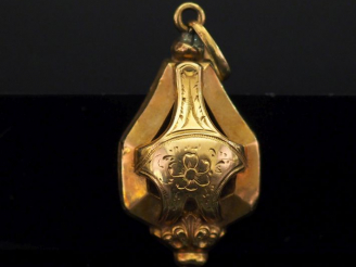 Vente aux enchères Petit pendentif Napoléon III en or jaune, à décor en son centre d'une 