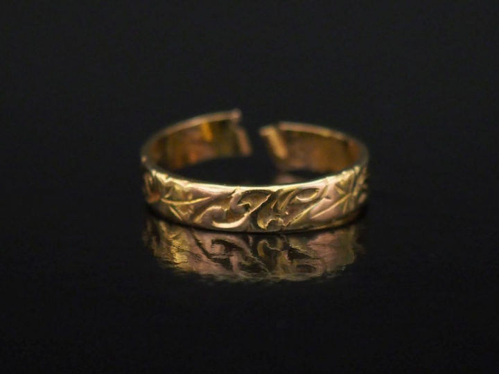 Alliance en or jaune, à décor de rinceaux feuillagés.  Poids. 4,55 g (