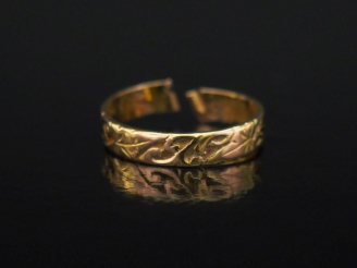 Vente aux enchères Alliance en or jaune, à décor de rinceaux feuillagés.  Poids. 4,55 g (