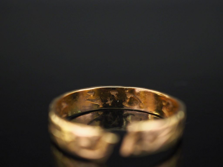 Alliance en or jaune, à décor de rinceaux feuillagés.  Poids. 4,55 g (