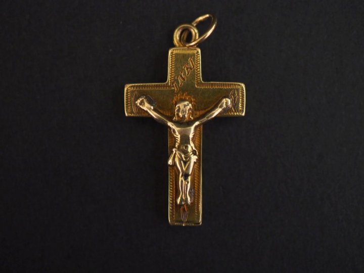 Pendentif en or jaune, en forme de crucifix.  2,5 x 1,7 cm Poids. 2,30