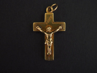 Vente aux enchères Pendentif en or jaune, en forme de crucifix.  2,5 x 1,7 cm Poids. 2,30