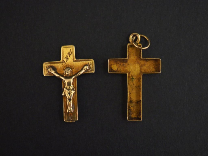 Pendentif en or jaune, en forme de crucifix.  2,5 x 1,7 cm Poids. 2,30