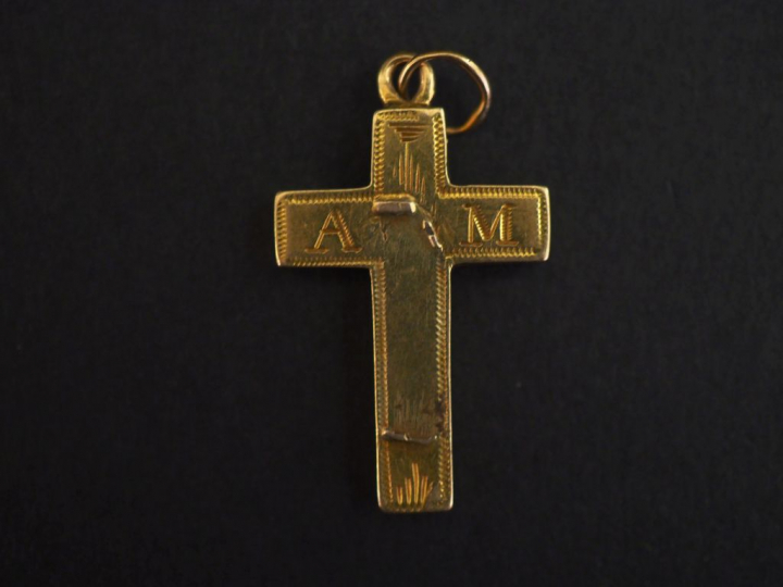 Pendentif en or jaune, en forme de crucifix.  2,5 x 1,7 cm Poids. 2,30